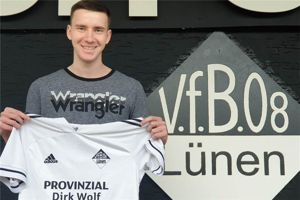 VfB Lünen holt Leon Broda zurück Oliver Maifeld hält ein Trikot des VfB Lünen hoch.