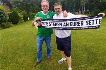 Oliver Moritz (l.) und Tamás Sindula sind seit mehr als 30 Jahren befreundet und freuen sich auf das erste Pflichtspiel von Deutschland gegen Ungarn seit dem WM-Finale 1954.
