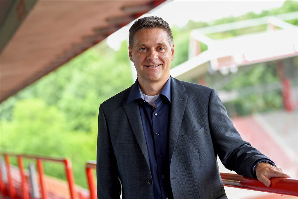 Bundesliga-Manager pfeift bei TuS-Sieg als Schiedsrichter-Assistent Oliver Ruhnert hatte großen Anteil daran, dass Union Berlin in die Bundesliga zurückgekehrt ist und souverän den Klassenerhalt schaffte.