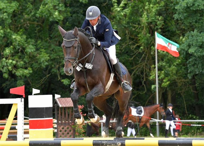Schaal und Schwarz dominierenden ersten Tag Oliver Schaal aus Werne, hier mit All Pleasure im Ein-Sterne-M-Springen, landete am Eröffnungstag des Brambauer Turniers mehrmals weit vorne.