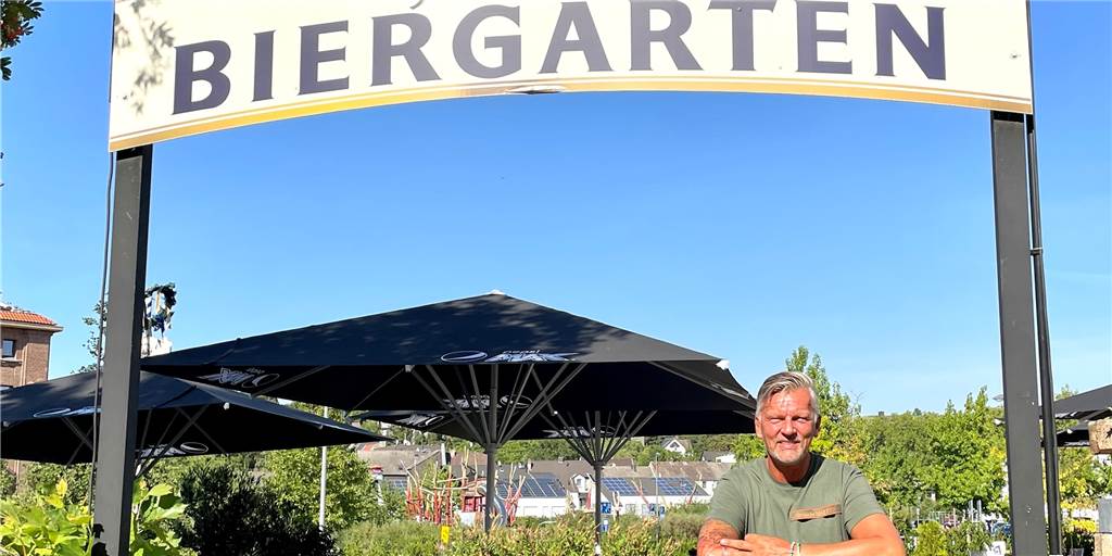 Oliver Schwanke am Tor zum neu gestalteten Biergarten.