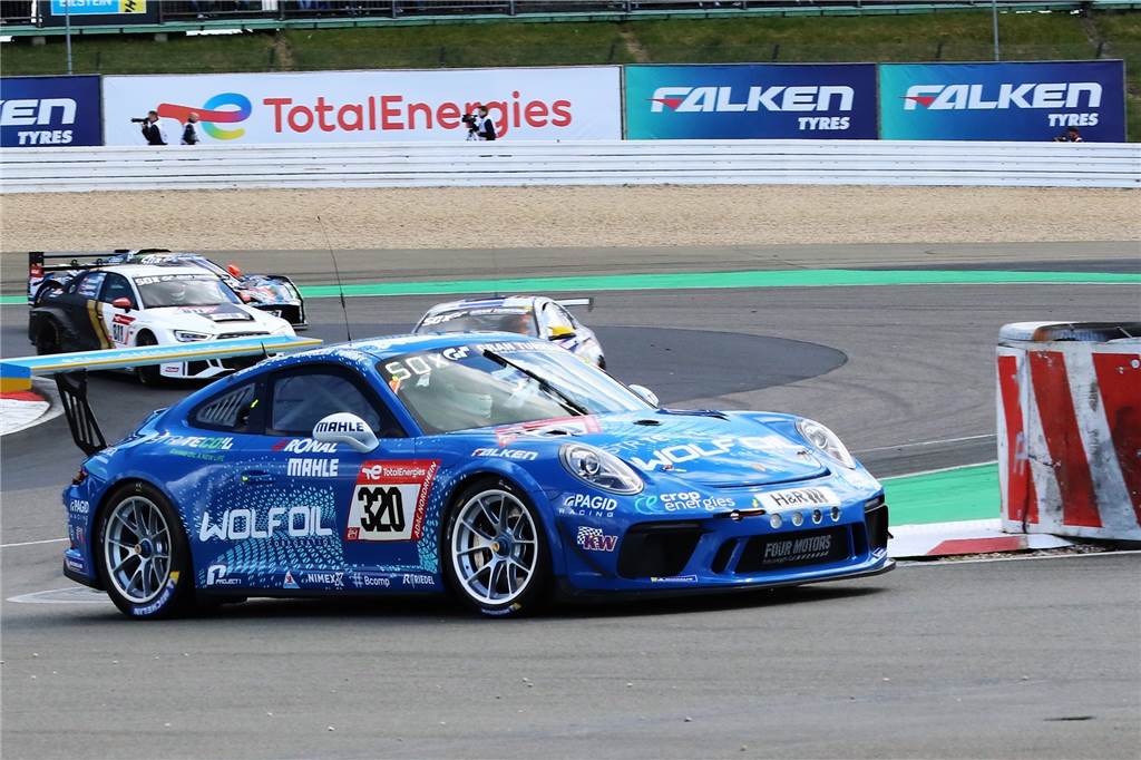 „Das Team kommt allmählich an seine natürlichen Grenzen“: Oliver Sprungmann zieht Bilanz Oliver Sprungmann übernahm einmal das Cockpit von Rapper Smudo und bekam dadurch erstmals einen Porsche 911 GT3 Cup zu fahren.