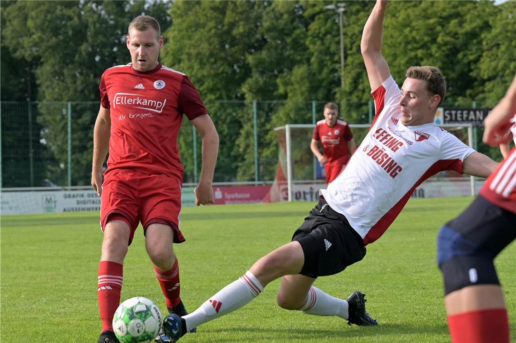 VfB Alstätte zurück in der Bezirksliga: Selber mehr mitspielen Oliver Tenhagen (l.) und der VfB Alstätte verloren das erste Testspiel gegen Gerrit Bröcking und den ASV Ellewick.