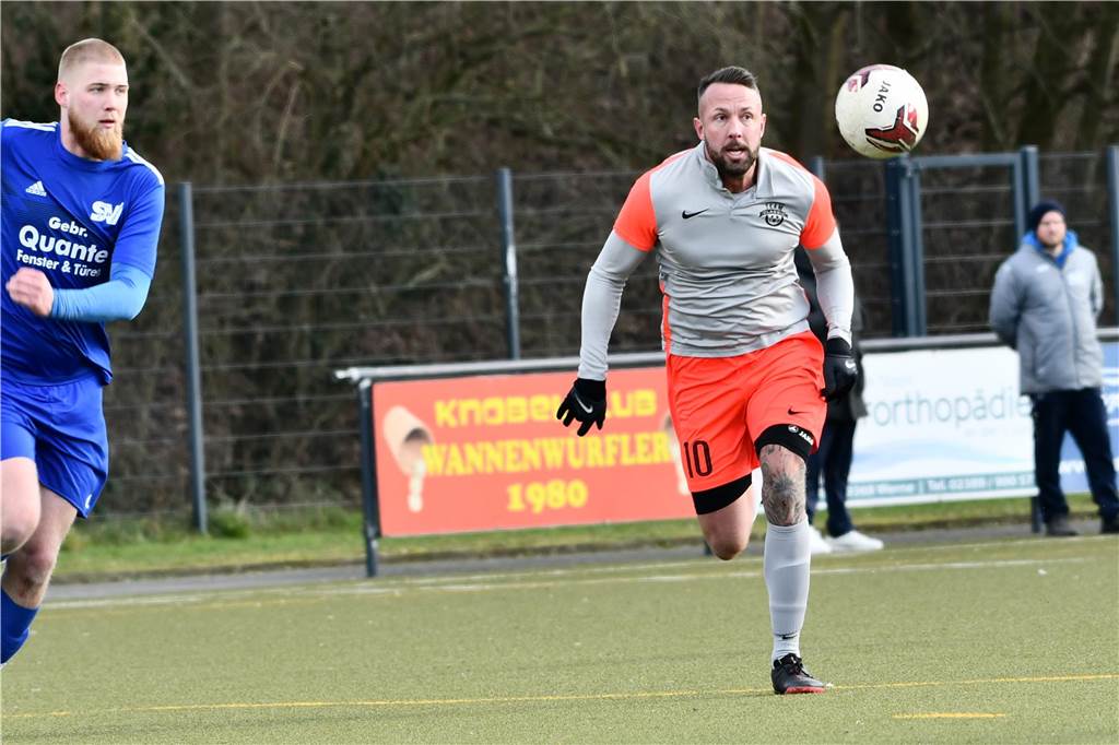 Werner SC II lässt überraschend Punkte liegen: B-Ligist verliert deutlich beim Underdog Oliver Winter rennt dem Ball hinterher.