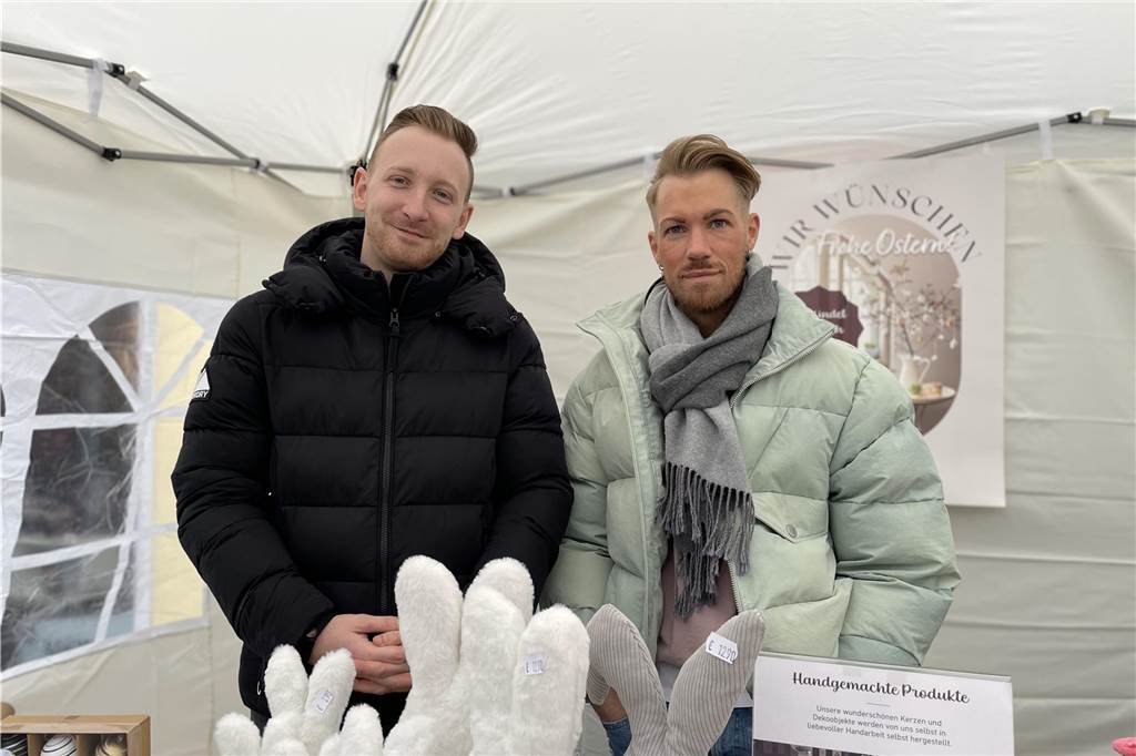 Festtagsstimmung in Ahaus: Ostermarkt zieht Tausende Besucher in die Innenstadt Oliver Zeitsch (l.) und Marcel van Laak stellen ihre Dekoartikel das erste Mal auf dem Ahauser Ostermarkt aus.
