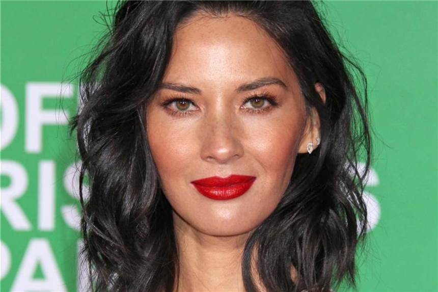 Olivia Munn lässt „Predator“-Filmszene schneiden Olivia Munn bekam für ihre Entscheidung viel Lob. Foto: Jimmy Morrison/EPA