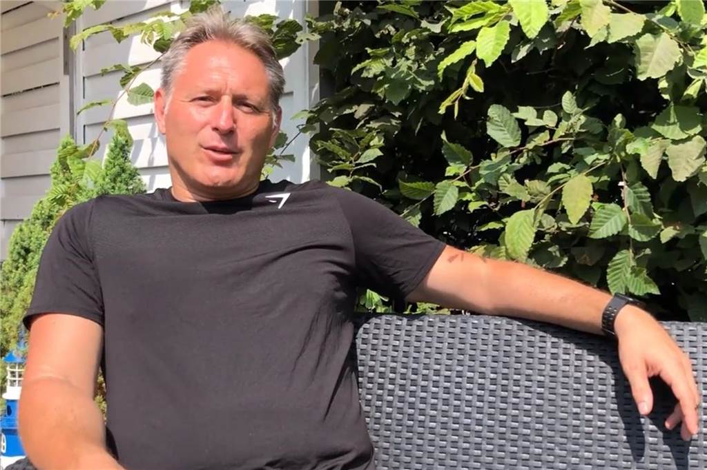 Klose wird Trainer bei SSV Mühlhausens U23: „Die Substanz im Kader ist da“ Olivier Klose sitzt auf einer Bank.