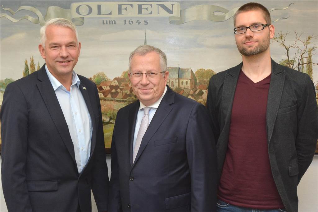 Mitarbeiter können aufatmen: Olko baut XXL-Bagger weiter in Olfen Olko-Geschäftsführer Markus Beermann (M.) plant einen Millioneninvestition in Olfen. Darüber freuen sich Bürgermeister Wilhelm Sendermann (l.) und Wirtschaftsförderer Christopher Schmalenbeck.