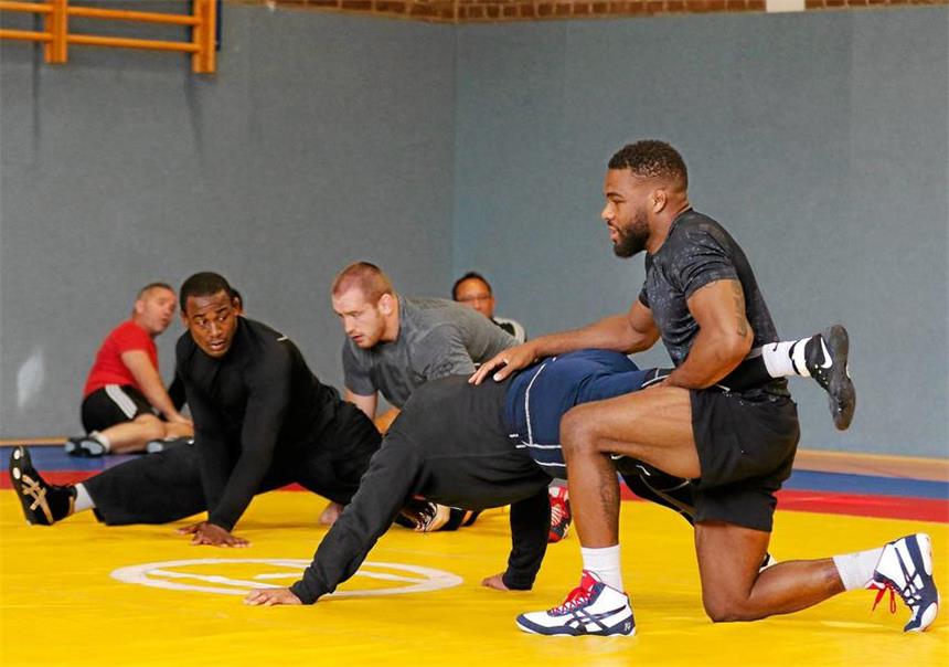 Olympia-Helden lassen Muskeln spielen Olympiasieger Jordan Burroughs (r.) zeigte den Hörder Ringern im Training ein paar Kniffe