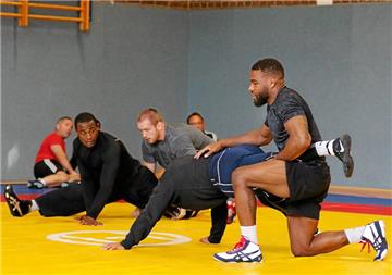 Olympiasieger Jordan Burroughs (r.) zeigte den Hörder Ringern im Training ein paar Kniffe