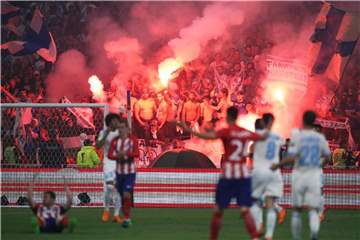 Olympique-Fans brennen beim Europa-League-Endspiel Feuerwerkskörper ab. Foto: Nick Potts/PA Wire