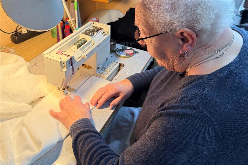 Drei Frauengenerationen aus Haltern stürzen sich in den Karneval Oma Annegret sitzt an der Nähmaschine und bearbeitet Stoff.