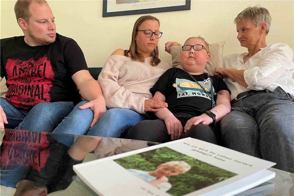 Krebskranker Fynn (13) spendet an das Dattelner Kinderpalliativzentrum Oma Gabriele Meyer-Born und Mama Heike Born mit Fynn. Sie kommunizieren mit ihm fast nur noch über ihre Smartphones per WhatsApp.
