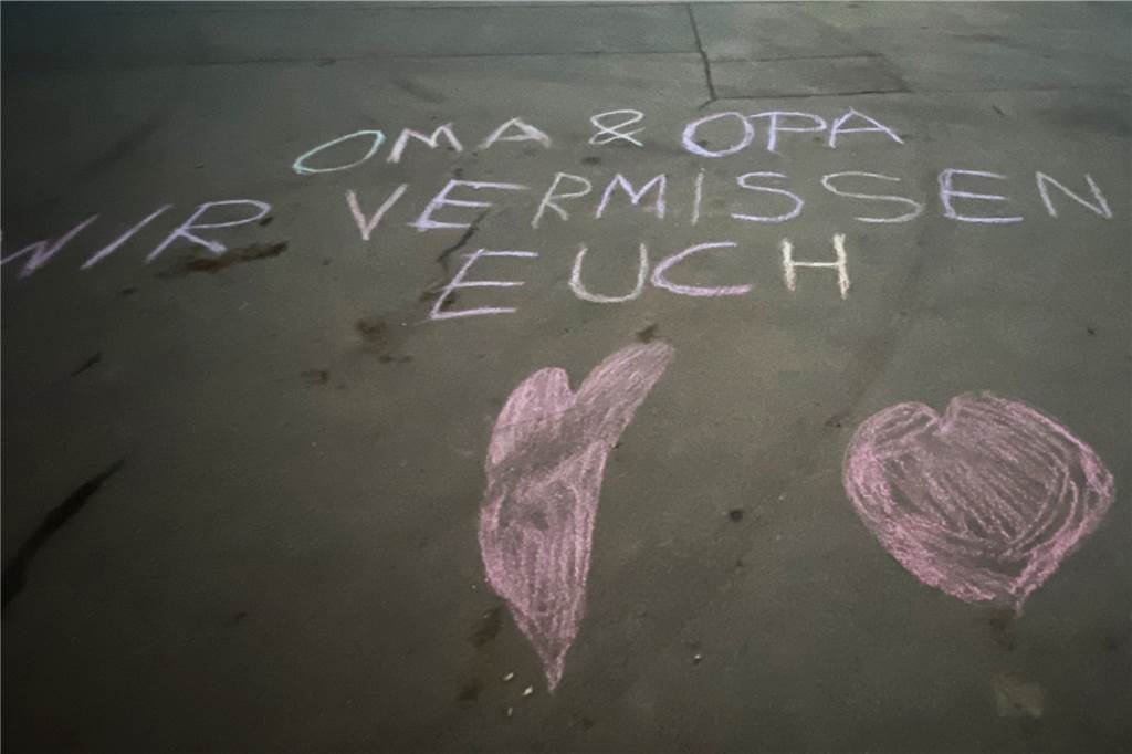 Was sollen wir tun, wenn Opa keine Corona-Impfung will? „Oma und Opa wir vermissen euch“ steht auf einer Straße mit Kreide geschrieben. Durch deutlich härtere Corona-Einschränkungen haben viele Enkelkinder ihre Großeltern nicht mehr besucht, die im Heim leben.