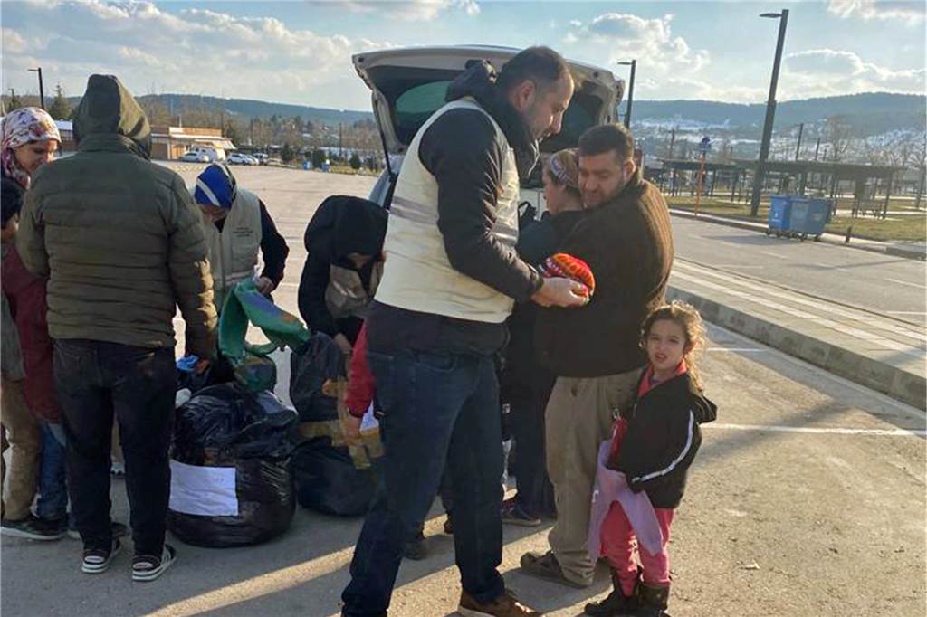 Psychologe aus Werne strandet im Erdbebengebiet und hilft nun vor Ort Omar Chehadi bei der Verteilung im türkisch-syrischen Erdbebengebiet.