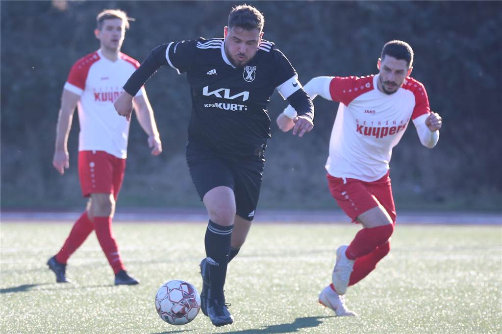 FC Frohlinde hat Neuzugänge aus Castrop-Rauxel - und fordert Spielerpass von Ex-BVB-Spieler an Omar Demir (am Ball) schaffte mit der SG Castrop den Klassenverbleib in der Bezirksliga - und geht jetzt zum FC Frohlinde.