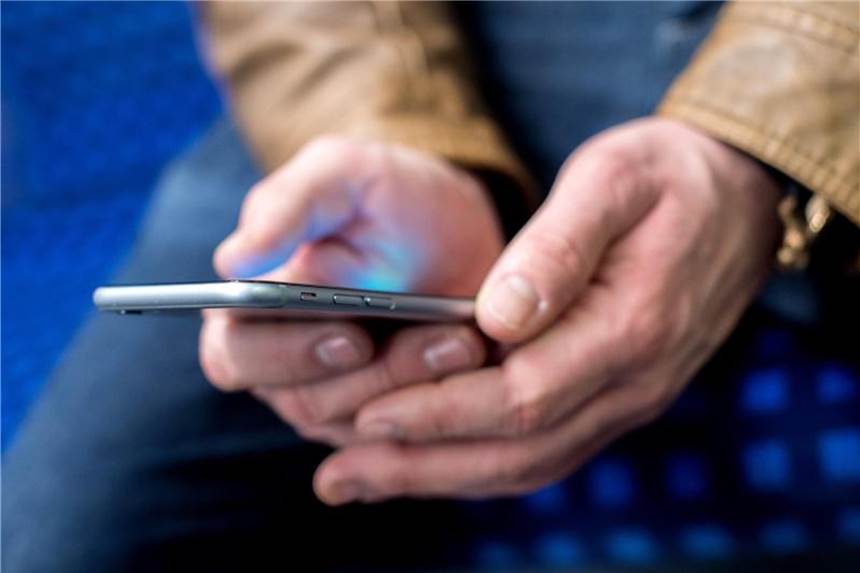Fast alle Nutzer von Banking per Handy rufen Kontostand ab Online-Banking per Smartphone wird immer beliebter. Die meisten nutzen es, um den Kontostand abzufragen. Foto: Hauke-Christian Dittrich