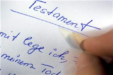 Online-Dienste bieten mit Textvorlagen Hilfe beim Verfassen eines Testaments an. Doch laut „Finanztest“ sind diese selten für Sonderfälle geeignet. Foto: Jens Büttner