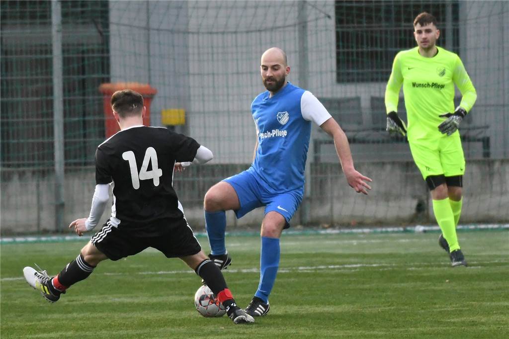 Bezirksliga : Neuzugänge des FC Frohlinde Onur Cakir (am Ball) bekleidete die Sechser-Position bei seiner Premiere im Trikot des FC Frohlinde.