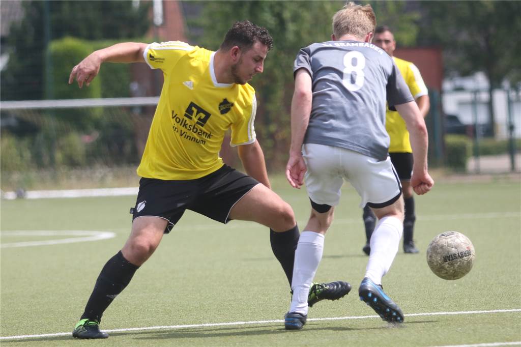 Zwei Neuzugänge haben Westfalia Vinnum schon wieder verlassen Onur Öztürk (l.) kickte beim Stever-Lippe-Cup gegen Brambauer für Vinnum.