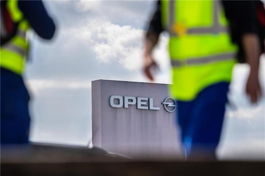 Streit um Abfindungsprogramm bei Opel Opel ist im August 2017 vom französischen PSA-Konzern übernommen worden und steckt mitten in einer harten Sanierung. Foto: Andreas Arnold