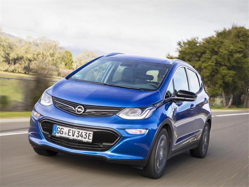 Opel will mit dem Reichweiten-Problem der Elektroautos aufräumen. Der Autobauer schickt deshalb den Ampera-E im Sommer mit 520 Kilometer Reichweite auf die Straße. Foto: Opel