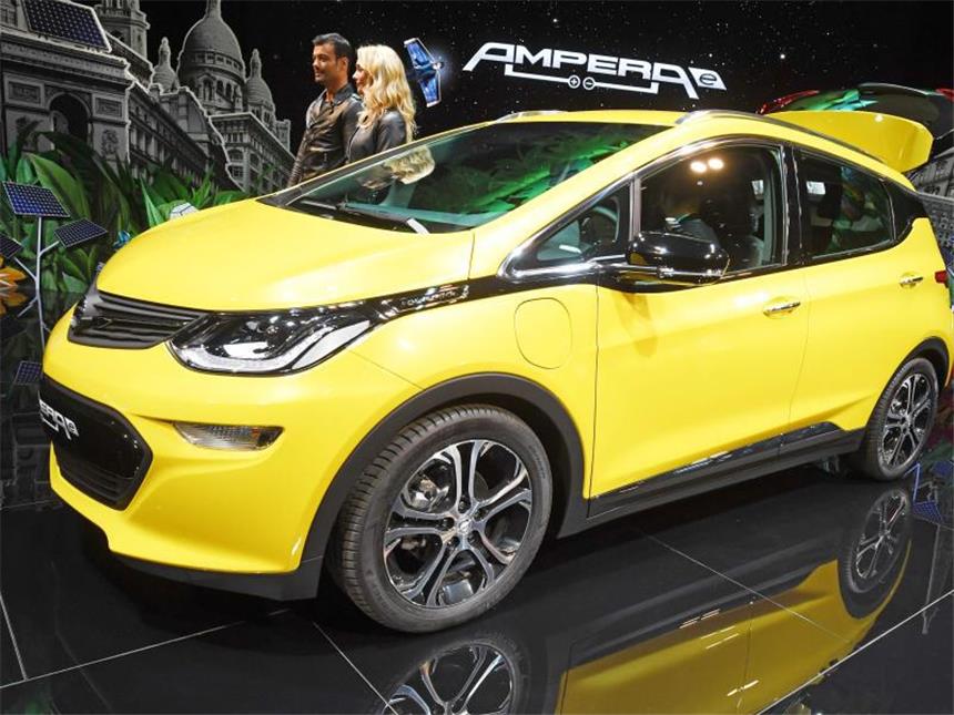 Opels Elektroauto Ampera-E lässt auf sich warten Opels Elektroauto Ampera-E: Kaufwillige Privatkunden müssen sich voraussichtlich bis Ende 2018 oder Anfang 2019 gedulden. Foto: Uli Deck