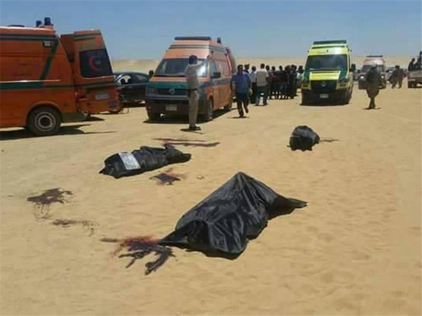 IS reklamiert Angriff auf Christen für sich Opfer des Anschlags liegen unter schwarzen Planen in der Nähe von Al-Minja im Wüstensand. Foto: Hussein El-Foly