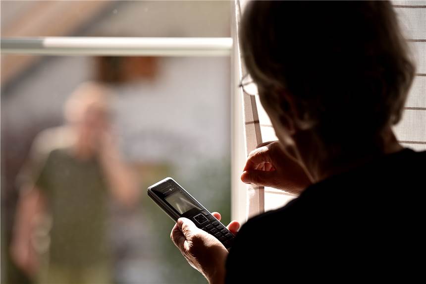 „Schockanruf“: Leerer Handyakku schützt Lüner Senior vor mieser Masche Opfer eines Schockanrufs ist ein 74-Jähriger aus Lünen (Symbolbild) geworden. Ein leerer Akku hat ihn vor Schlimmerem bewahrt.