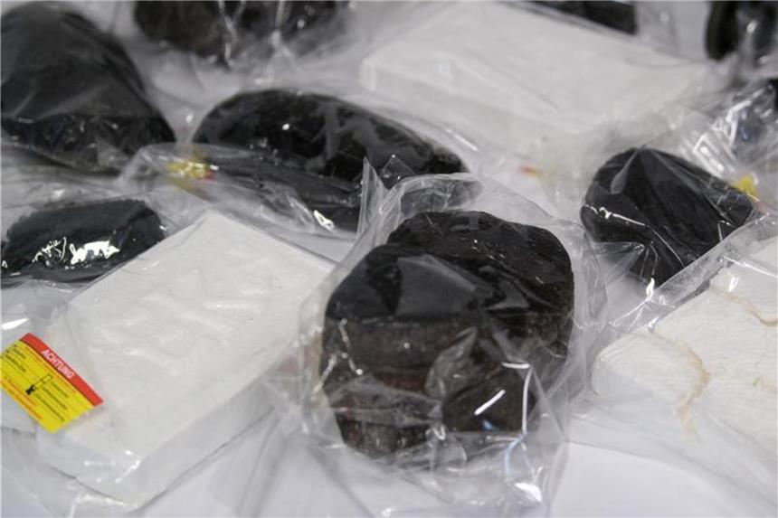 Zielfahnder schnappen mutmaßlichen Drogen-Großdealer Opium und Kokain Kokain liegen als Spurenträger auf einem Tisch. Foto: Federico Gambarini/Archiv