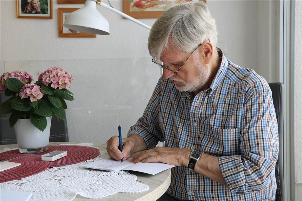 Neue Veröffentlichung: „Oppa Kurt“ sagt Krebs den Kampf an Oppa Kurt signiert seine Bücher nicht einfach mit einer Unterschrift. Natürlich zaubert er zusätzlich einige gereimte Zeilen spontan und personalisiert auf das Papier.