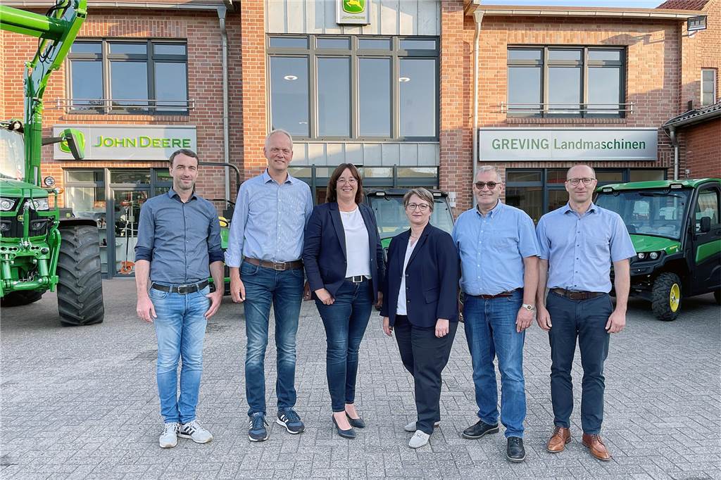 Übernahme: Landmaschinen Greving beackert jetzt auch das Rheinland "Optimale Lösung gefunden": Philipp Bock, Michael Werlemann, Henrika Werlemann-Greving, Beate Hoven-Mies, Dieter Mies Werner Hoven nach der Übernahme der Zimmermann Landtechnik GmbH durch die Wüllener Greving Gruppe.