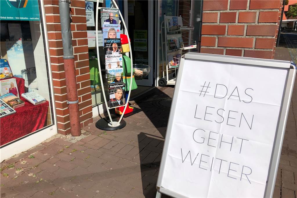 Corona-Krise in Selm: Einzelhandel setzt ein starkes Signal Optimismus pur signalisiert dieses Schild vor der Marktbuchhandlung.