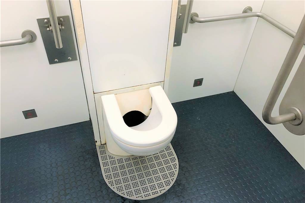 Empörung über City-Toilette: „Die stinkt wie ein Plumpsklo“ Optisch könnte man der City-Toilette noch die Note ausreichend geben. Aber ihr Geruch ist so beißend, dass man sofort flüchten möchte.