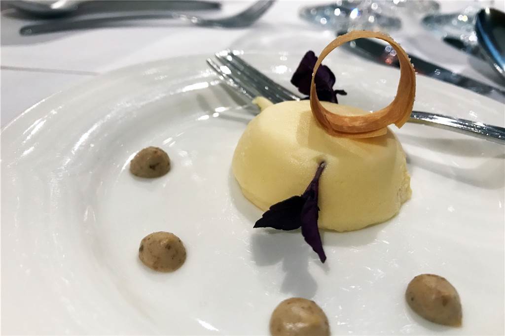 Westfälisch genießen geht auch ohne Zwiebelfleisch und Herrencreme Optisch sieht der Gruß aus der Küche aus wie ein Dessert. Es handelt sich jedoch um eine deftige Mousse vom luftgetrockneten Kernschinken.