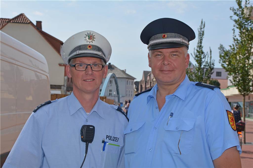 Schritt für Schritt zu mehr Sicherheit in der Stadt Optisch sind die Beamten der Ordnungspartnerschaft kaum zu unterscheiden: Links der Polizeibeamte Markus Wiesjahn und rechts der Ordnungsbeamte Michael Reddig.