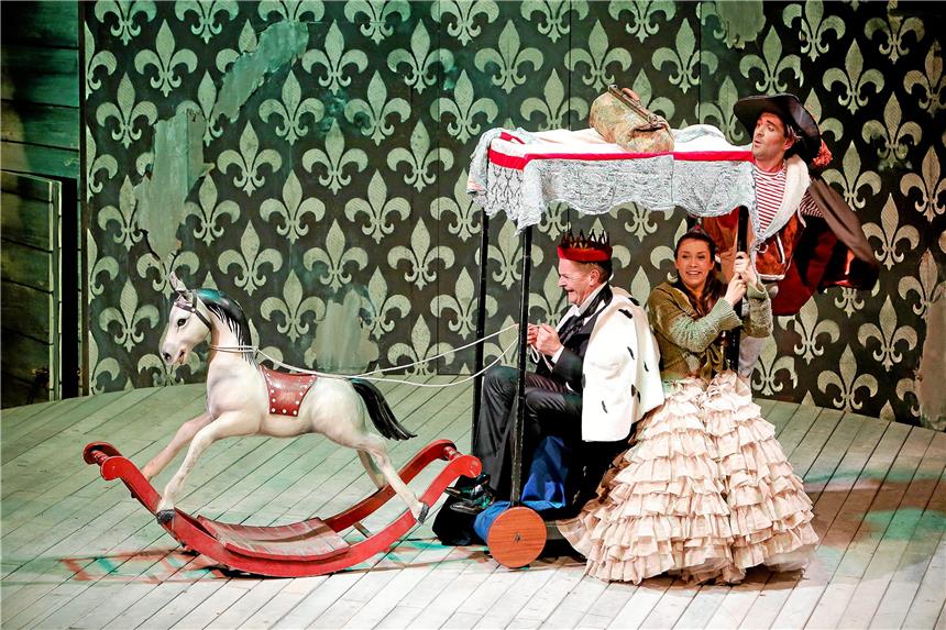 Opulente Kostüme prägen das Märchen „Der gestiefelte Kater“, das das Dortmunder Kinder- und Jugendtheater in der Zeit um Weihnachten auf die Bühne bringt. Foto Hupfeld