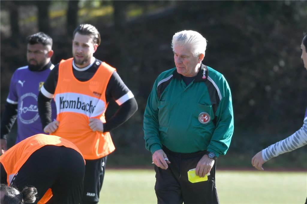 Orangene Leibchen mussten die Kreisliga-B-Fußballer von Eintracht Ickern II für das Duell mit RSV RSV Holthausen überstreifen. Durch Tore von Kevin Moranjkic und Cihangir Sahinli gelang dem Schlusslicht ein 2:0-Sieg, durch den es nach Punkte zum Vorletzten SG Castrop II aufschloss.