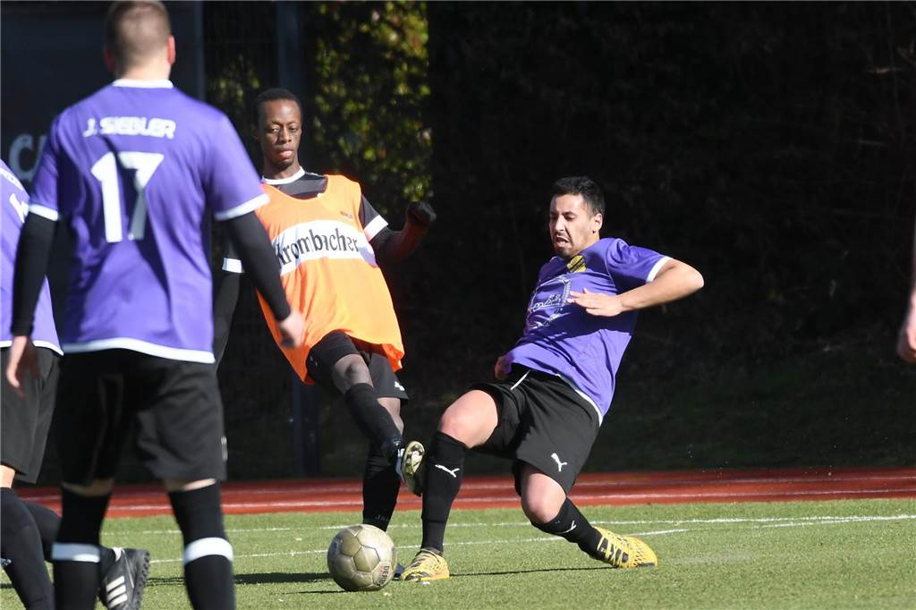 Orangene Leibchen mussten die Kreisliga-B-Fußballer von Eintracht Ickern II für das Duell mit RSV RSV Holthausen überstreifen. Durch Tore von Kevin Moranjkic und Cihangir Sahinli gelang dem Schlusslicht ein 2:0-Sieg, durch den es nach Punkte zum Vorletzten SG Castrop II aufschloss.