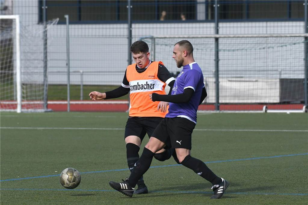 Orangene Leibchen mussten die Kreisliga-B-Fußballer von Eintracht Ickern II für das Duell mit RSV RSV Holthausen überstreifen. Durch Tore von Kevin Moranjkic und Cihangir Sahinli gelang dem Schlusslicht ein 2:0-Sieg, durch den es nach Punkte zum Vorletzten SG Castrop II aufschloss.