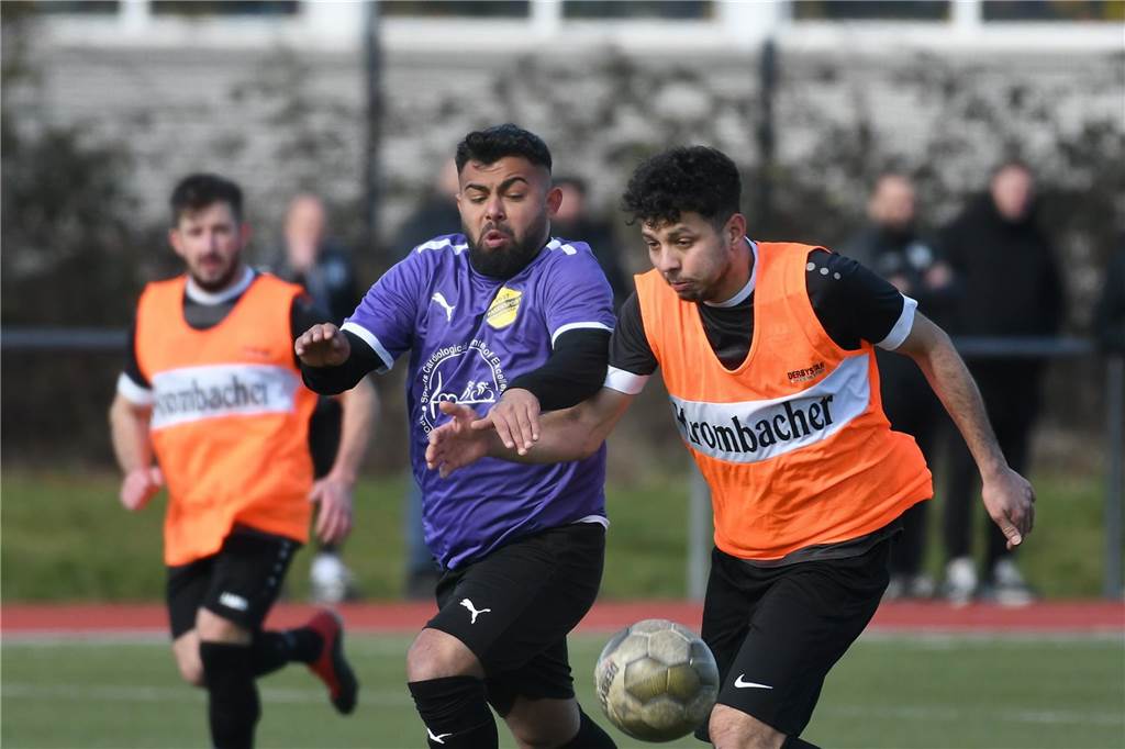 Orangene Leibchen mussten die Kreisliga-B-Fußballer von Eintracht Ickern II für das Duell mit RSV RSV Holthausen überstreifen. Durch Tore von Kevin Moranjkic und Cihangir Sahinli gelang dem Schlusslicht ein 2:0-Sieg, durch den es nach Punkte zum Vorletzten SG Castrop II aufschloss.