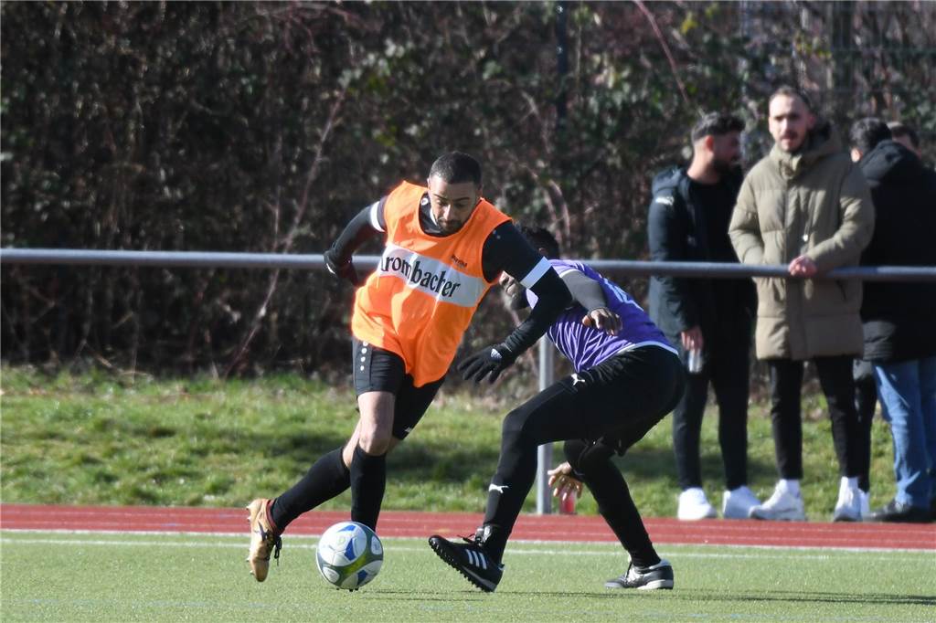 Orangene Leibchen mussten die Kreisliga-B-Fußballer von Eintracht Ickern II für das Duell mit RSV RSV Holthausen überstreifen. Durch Tore von Kevin Moranjkic und Cihangir Sahinli gelang dem Schlusslicht ein 2:0-Sieg, durch den es nach Punkte zum Vorletzten SG Castrop II aufschloss.