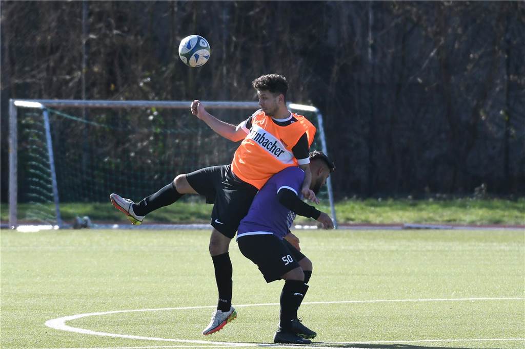 Orangene Leibchen mussten die Kreisliga-B-Fußballer von Eintracht Ickern II für das Duell mit RSV RSV Holthausen überstreifen. Durch Tore von Kevin Moranjkic und Cihangir Sahinli gelang dem Schlusslicht ein 2:0-Sieg, durch den es nach Punkte zum Vorletzten SG Castrop II aufschloss.