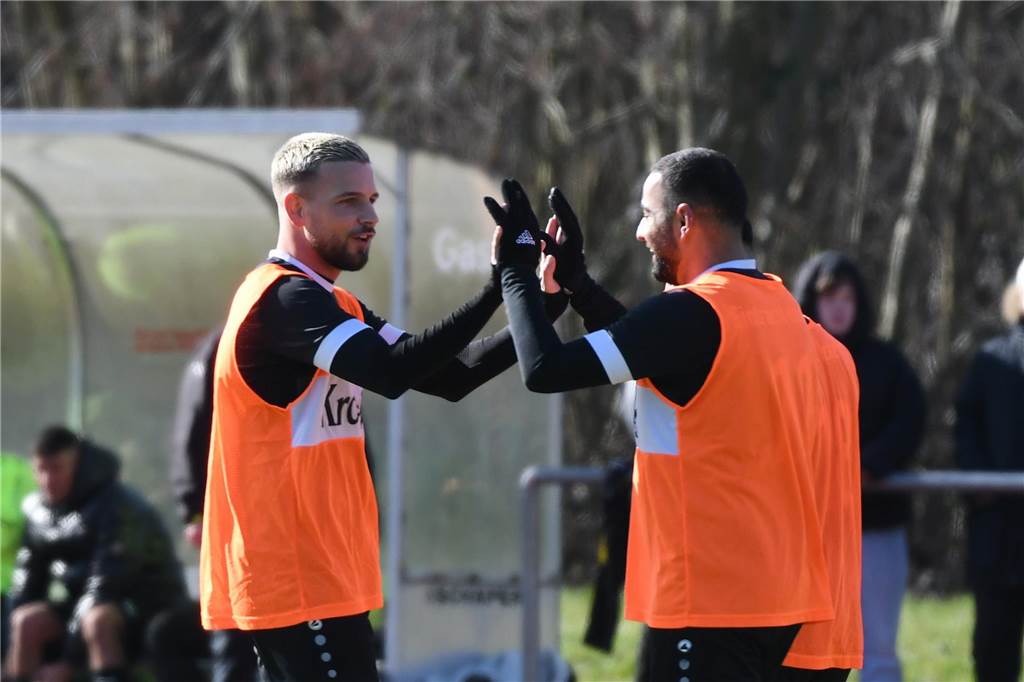 Orangene Leibchen mussten die Kreisliga-B-Fußballer von Eintracht Ickern II für das Duell mit RSV RSV Holthausen überstreifen. Durch Tore von Kevin Moranjkic und Cihangir Sahinli gelang dem Schlusslicht ein 2:0-Sieg, durch den es nach Punkte zum Vorletzten SG Castrop II aufschloss.