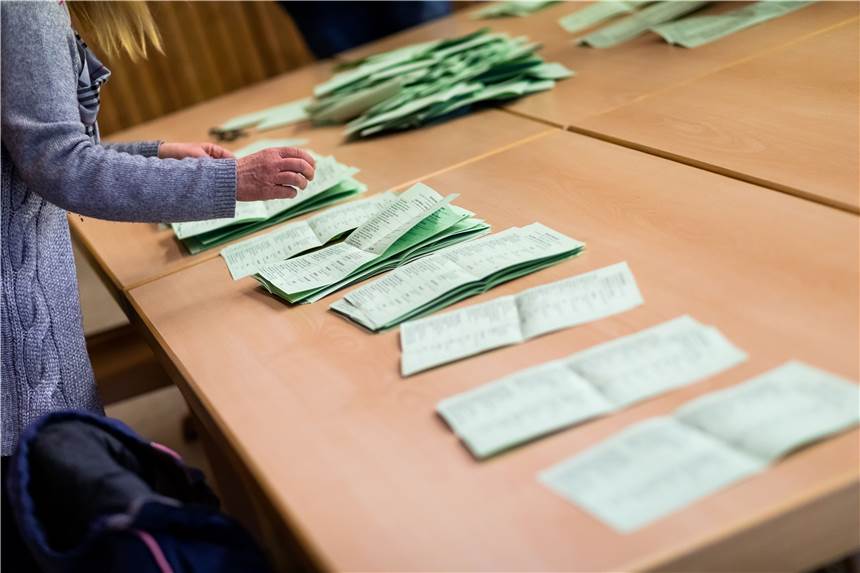 Tabellenführung bei der Wahlbeteiligung - Gleichstand in Olpketalschule Ordentlich was zu zählen hatten die Wahlhelferinnen und -helfer im Stadtbezirk Hombruch. Der Stadtbezirk belegt Platz eins bei der Wahlbeteiligung.