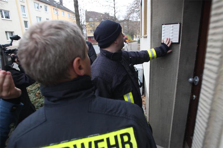 Evakuierung rettet hilflosem Hörder das Leben Ordnungsamt und Polizei gingen von Tür zu Tür - und entdeckten noch so manchen Bürger.