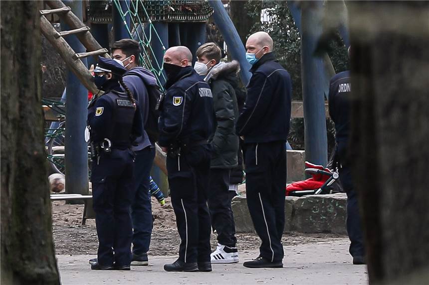 Dortmunds Maskenpflicht im Freien gilt länger als an anderen Wochenenden Ordnungsamt und Polizei kontrollieren unter anderem die Einhaltung der Maskenpflicht.