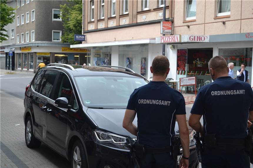 Streifenpolizist: „Da sind wir öfter als Ansprechpartner gefragt“ Ordnungsamt und Polizei waren gemeinsam an der Langen Straße unterwegs, um die Parksituation dort zu kontrollieren und zu erklären.