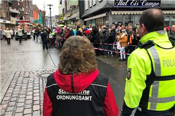 Ordnungsamt und Polizei zeigen üblicherweise starke Präsenz am Rosenmontag. Dieses Jahr sind sie im Stand-by-Modus.