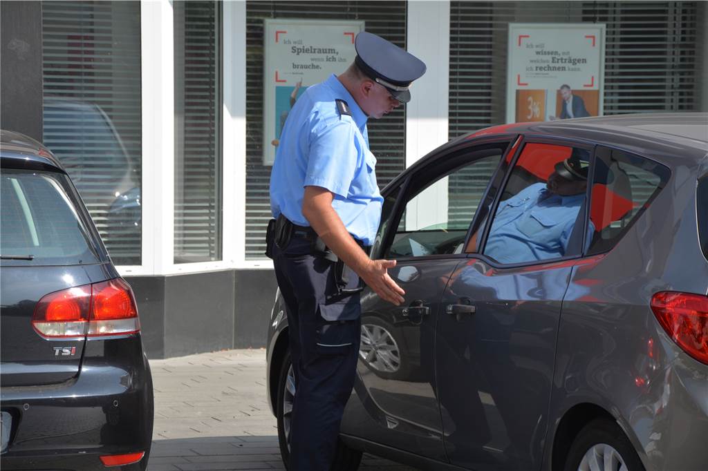 Schritt für Schritt zu mehr Sicherheit in der Stadt Ordnungsbeamter Michael Reddig bei der Arbeit. Autofahrer, die nur mal kurz bei der Bank Geld abheben wollen, dürfen nicht in der Fußgängerzone parken.